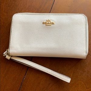 Coach wristlet white / light saddie.